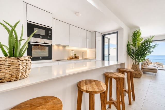 3 quarto Apartamento para venda em La Duquesa / Puerto de la Duquesa, Manilva com piscina garagem - 695 000 € (Ref: 10009887)