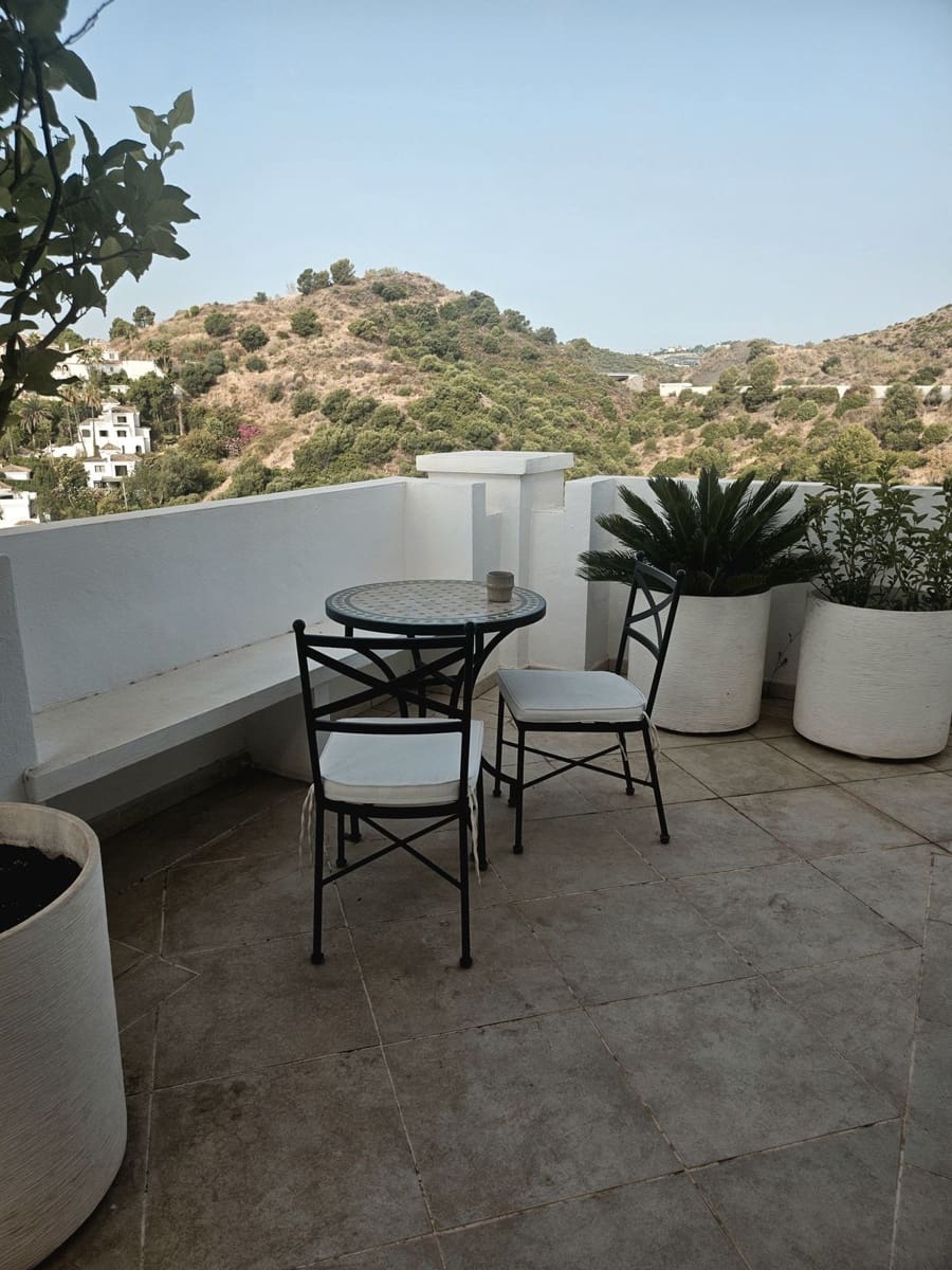 2 bedroom Apartment for rent in Aloha Golf with pool garage - € 2,750 (Ref: 10009960)