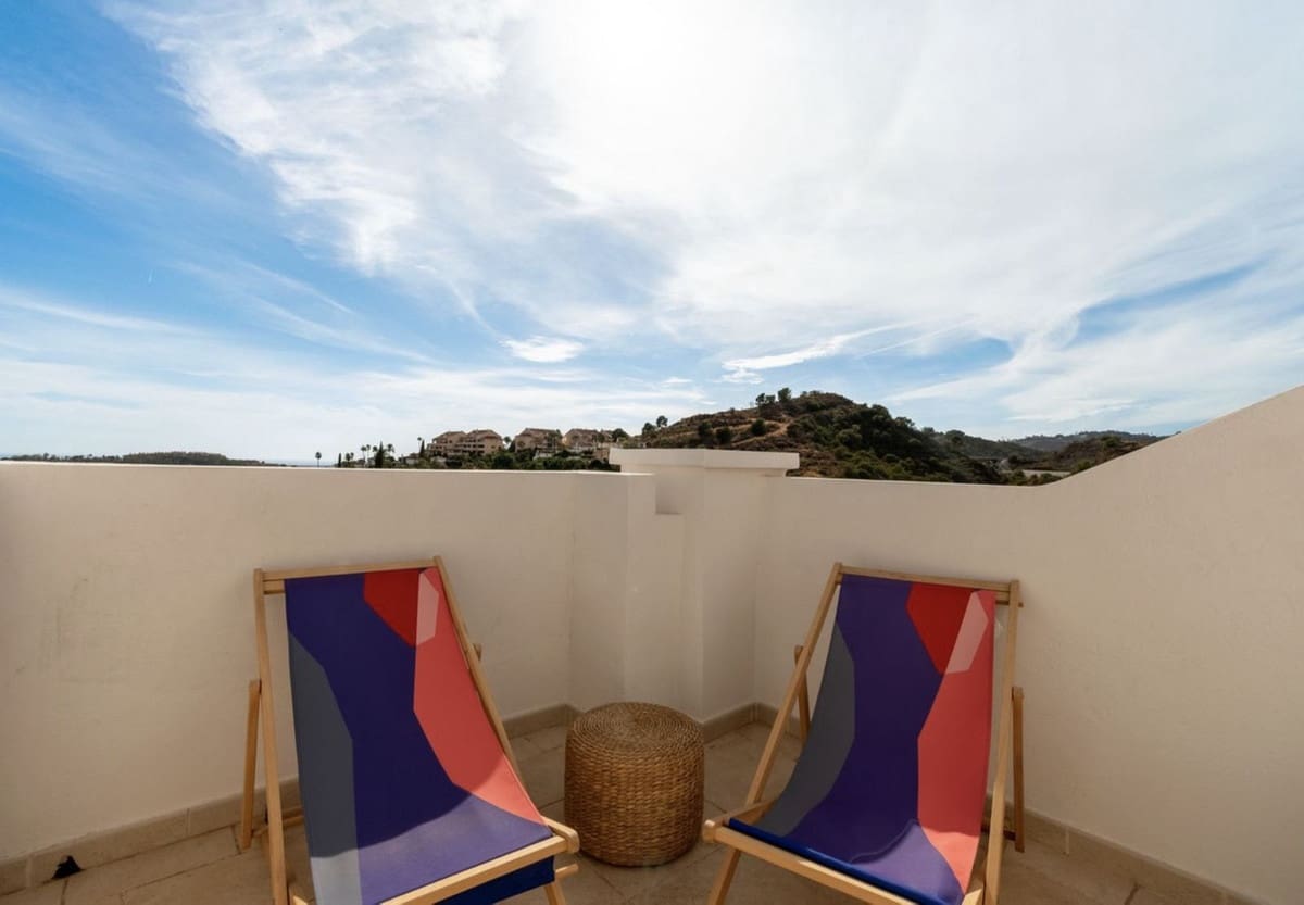 2 bedroom Apartment for rent in Aloha Golf with pool garage - € 2,750 (Ref: 10009960)