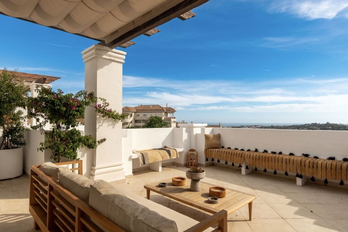 2 bedroom Apartment for rent in Aloha Golf with pool garage - € 2,750 (Ref: 10009960)