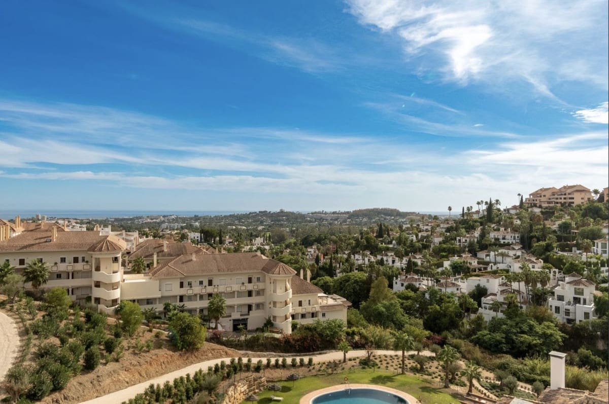 2 bedroom Apartment for rent in Aloha Golf with pool garage - € 2,750 (Ref: 10009960)