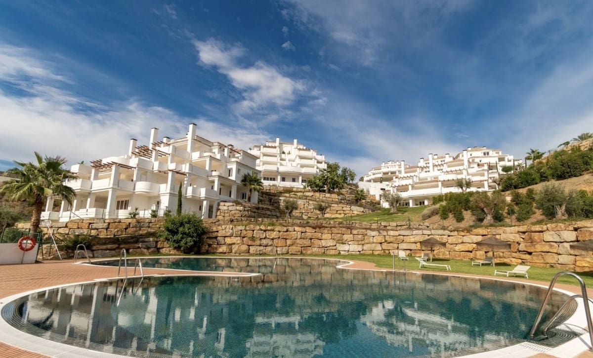 2 bedroom Apartment for rent in Aloha Golf with pool garage - € 2,750 (Ref: 10009960)