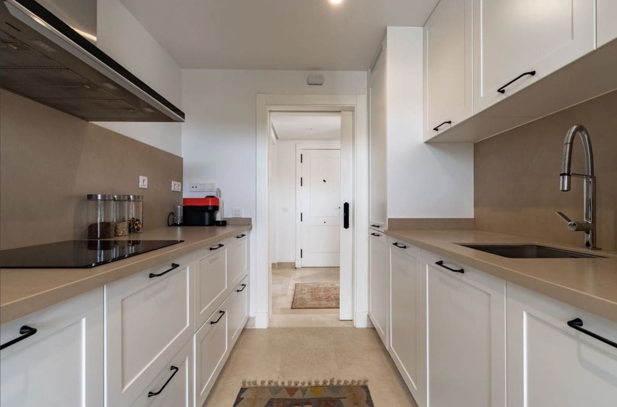 2 bedroom Apartment for rent in Aloha Golf with pool garage - € 2,750 (Ref: 10009960)
