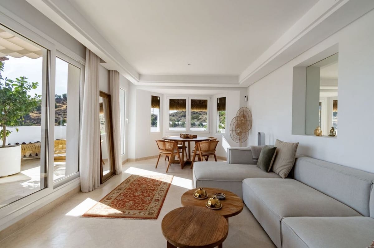 2 bedroom Apartment for rent in Aloha Golf with pool garage - € 2,750 (Ref: 10009960)