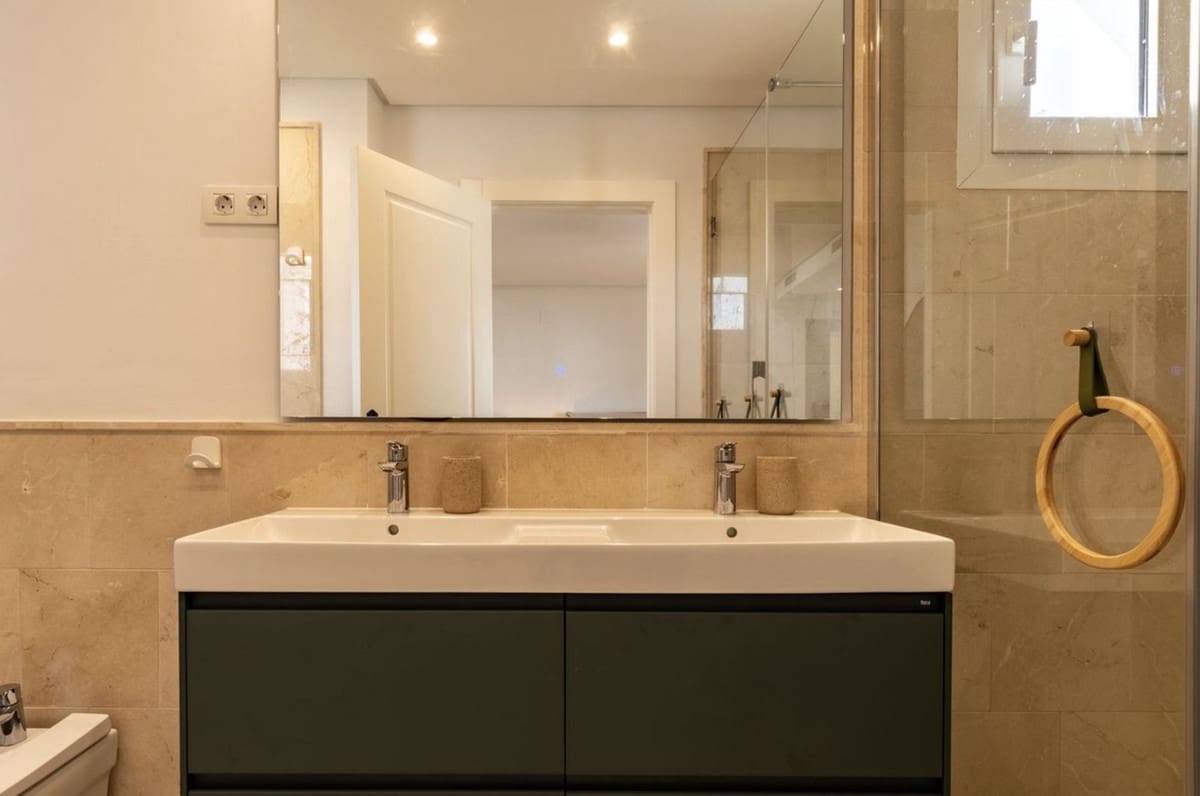 2 bedroom Apartment for rent in Aloha Golf with pool garage - € 2,750 (Ref: 10009960)