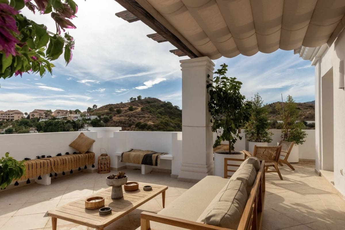2 bedroom Apartment for rent in Aloha Golf with pool garage - € 2,750 (Ref: 10009960)