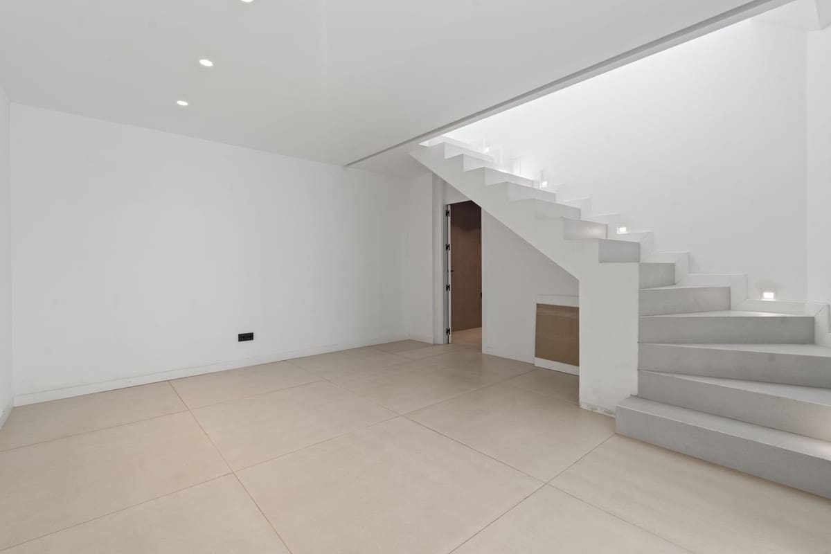 5 bedroom Townhouse for sale in El Paraiso with pool garage - € 890,000 (Ref: 10012645)