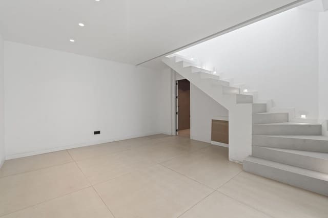5 soveværelse Byhus til salg i El Paraiso, Estepona med swimmingpool garage - € 890.000 (Ref: 10012645)