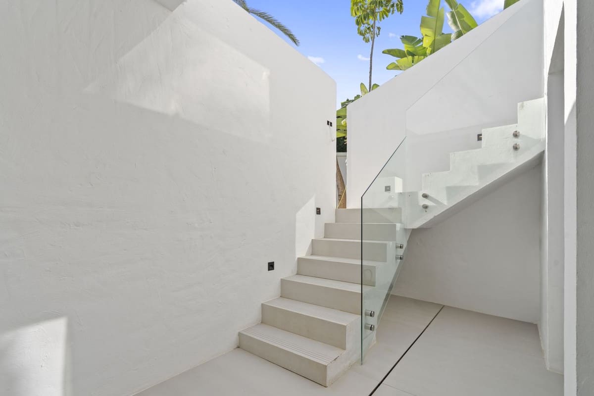 5 bedroom Townhouse for sale in El Paraiso with pool garage - € 890,000 (Ref: 10012645)