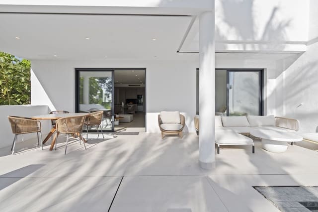 5 soveværelse Byhus til salg i El Paraiso, Estepona med swimmingpool garage - € 890.000 (Ref: 10012645)