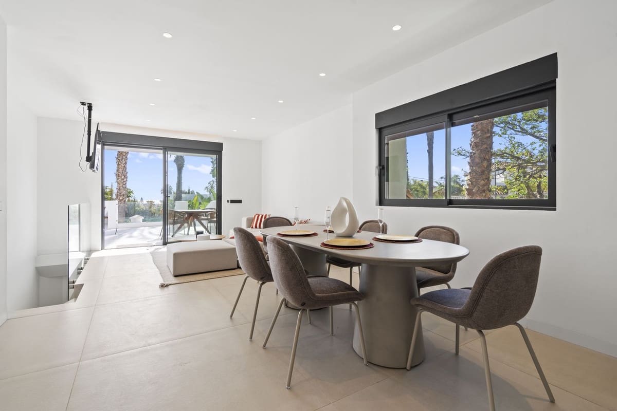 5 bedroom Townhouse for sale in El Paraiso with pool garage - € 890,000 (Ref: 10012645)