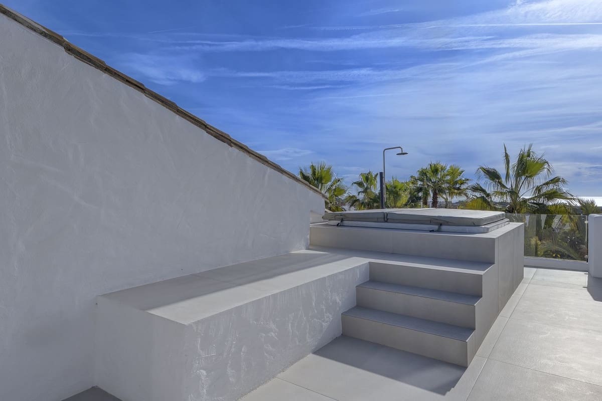 5 bedroom Townhouse for sale in El Paraiso with pool garage - € 890,000 (Ref: 10012645)