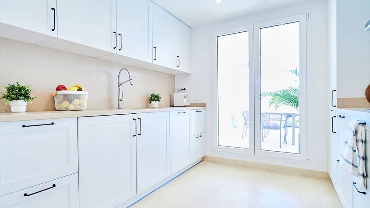 2 soverom Leilighet til salgs i Nueva Andalucia med svømmebasseng garasje - € 456 000 (Ref: 10014696)