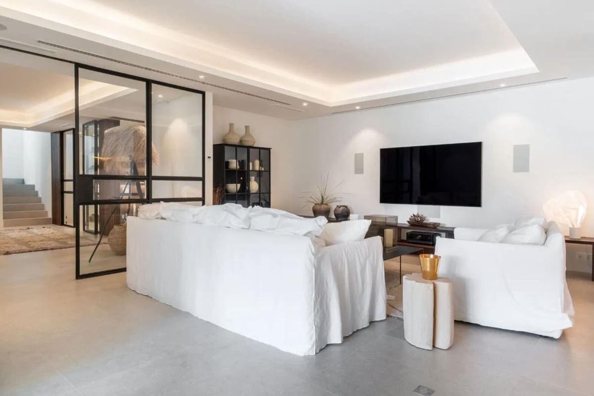 6 bedroom Villa for sale in La Quinta with pool garage - € 6,900,000 (Ref: 10014697)