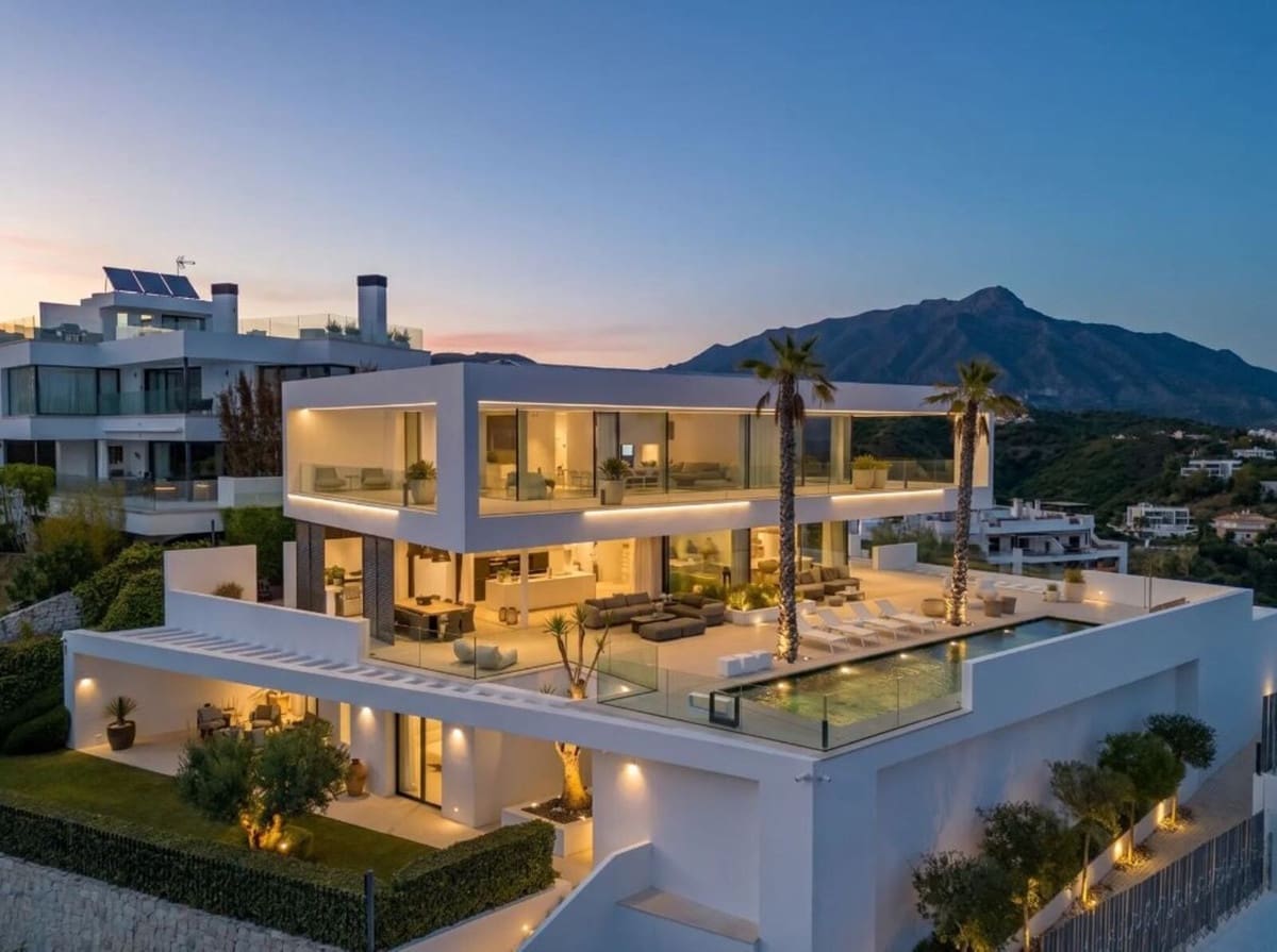 6 bedroom Villa for sale in La Quinta with pool garage - € 6,900,000 (Ref: 10014697)