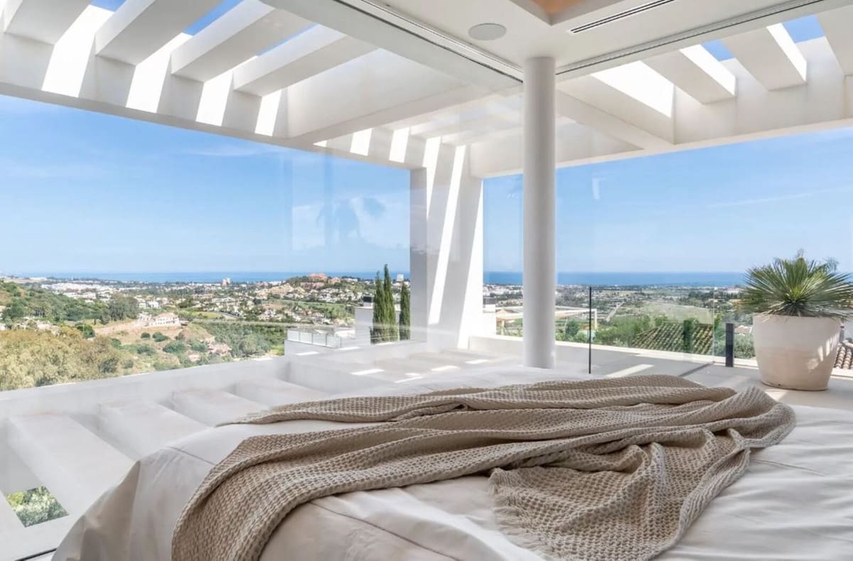 6 bedroom Villa for sale in La Quinta with pool garage - € 6,900,000 (Ref: 10014697)