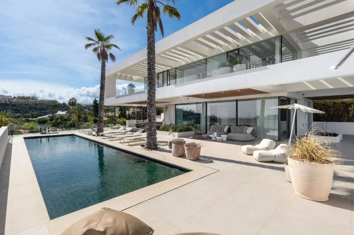 6 bedroom Villa for sale in La Quinta with pool garage - € 6,900,000 (Ref: 10014697)