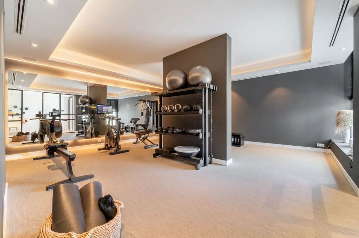 6 bedroom Villa for sale in La Quinta with pool garage - € 6,900,000 (Ref: 10014697)