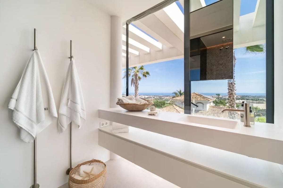 6 bedroom Villa for sale in La Quinta with pool garage - € 6,900,000 (Ref: 10014697)