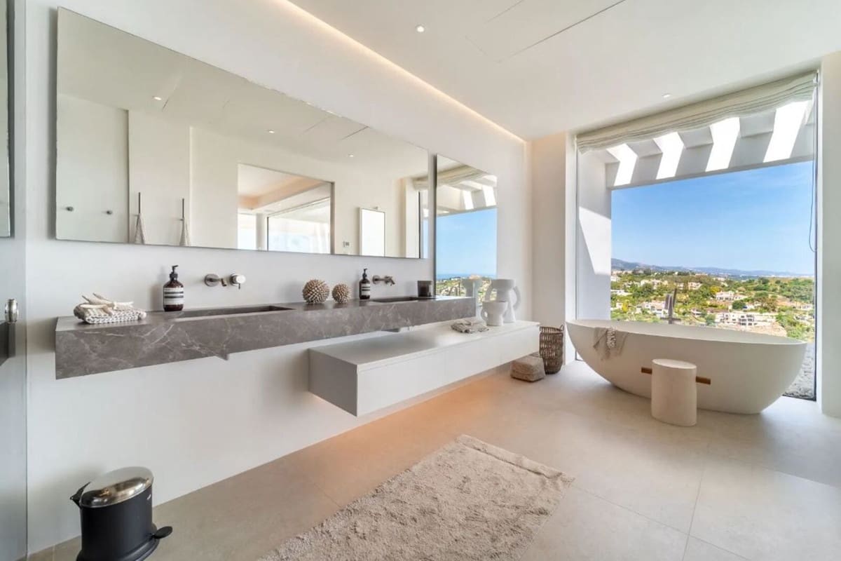 6 bedroom Villa for sale in La Quinta with pool garage - € 6,900,000 (Ref: 10014697)