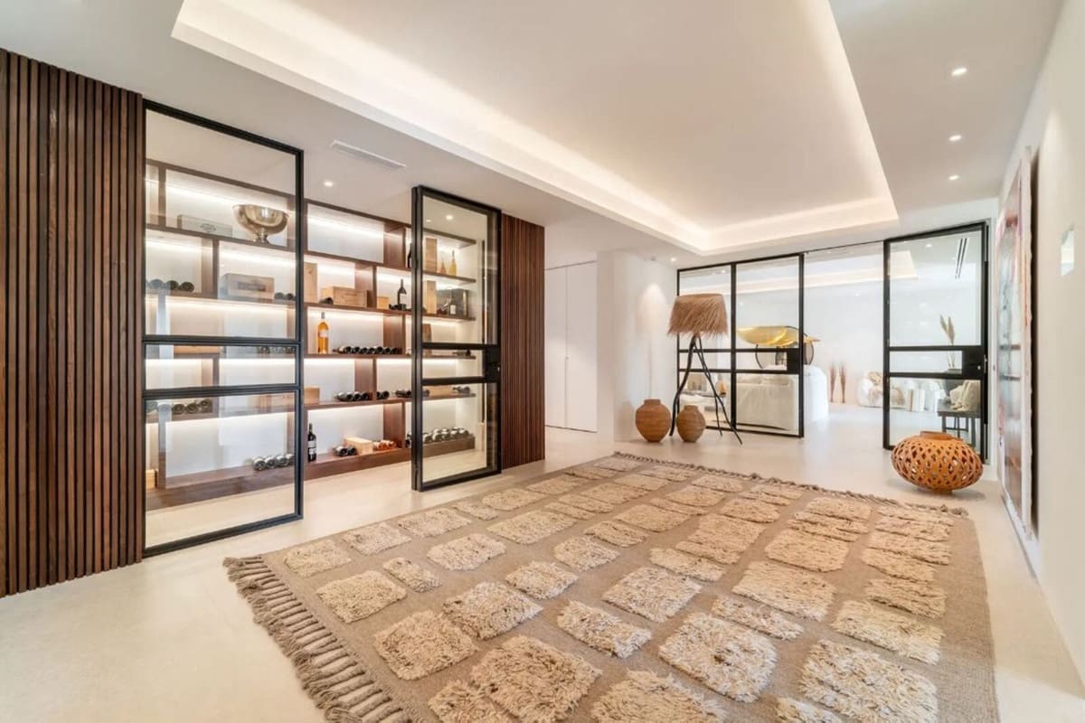 6 bedroom Villa for sale in La Quinta with pool garage - € 6,900,000 (Ref: 10014697)