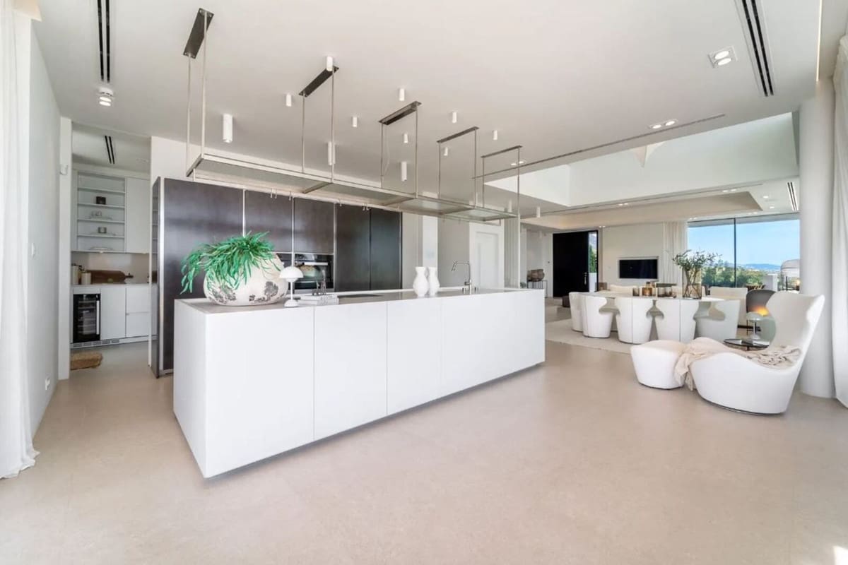 6 bedroom Villa for sale in La Quinta with pool garage - € 6,900,000 (Ref: 10014697)