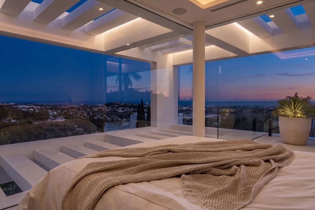 6 bedroom Villa for sale in La Quinta with pool garage - € 6,900,000 (Ref: 10014697)
