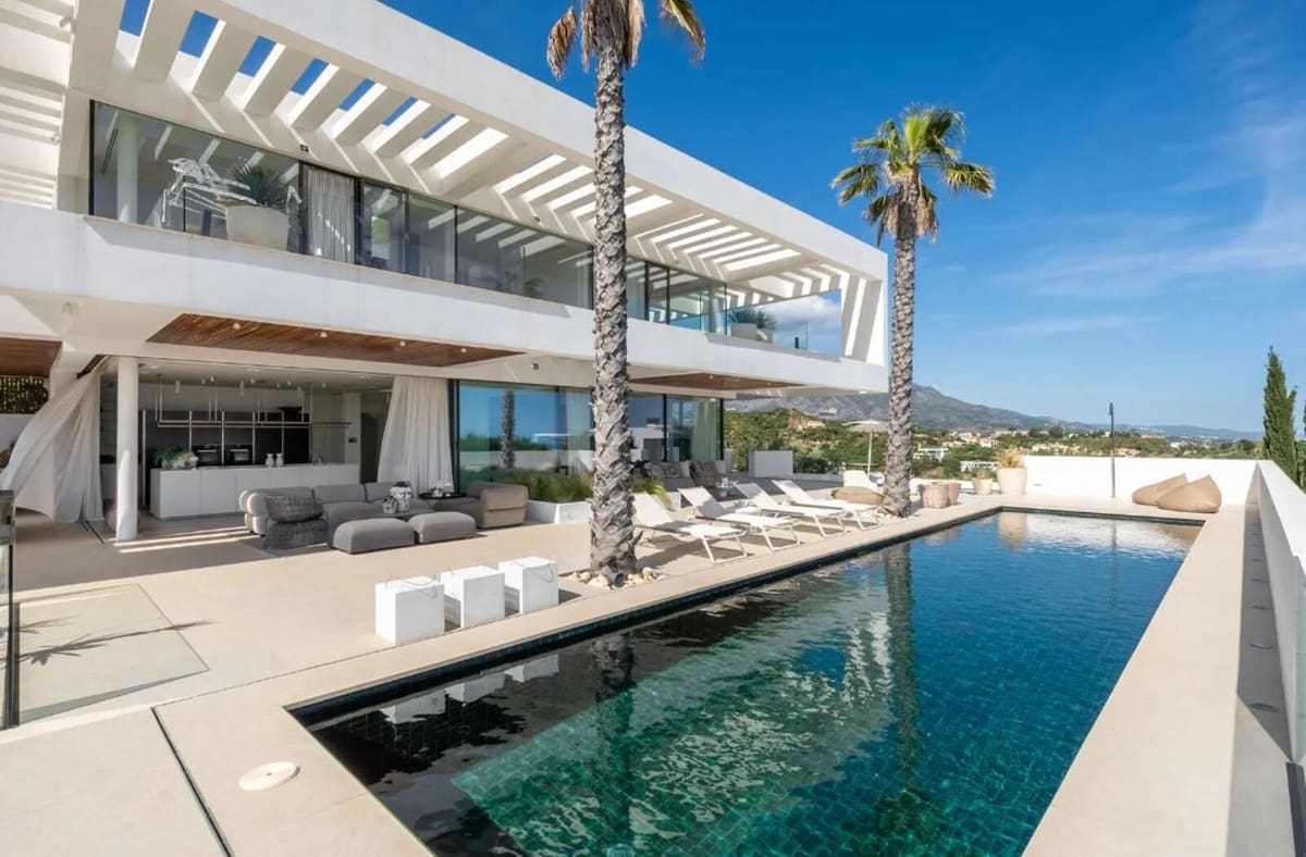 6 bedroom Villa for sale in La Quinta with pool garage - € 6,900,000 (Ref: 10014697)