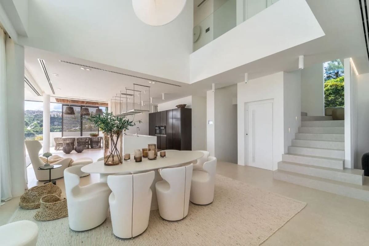 6 bedroom Villa for sale in La Quinta with pool garage - € 6,900,000 (Ref: 10014697)