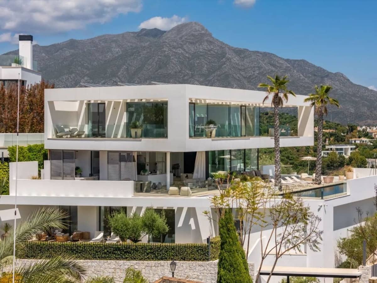6 bedroom Villa for sale in La Quinta with pool garage - € 6,900,000 (Ref: 10014697)