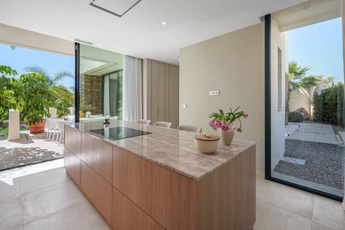 4 bedroom Villa for sale in Estepona with pool garage - € 2,750,000 (Ref: 10029699)