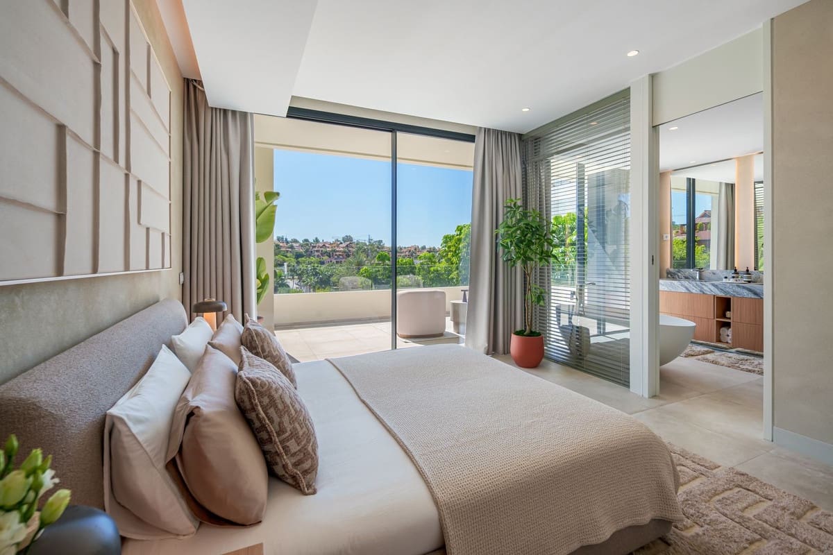 4 bedroom Villa for sale in Estepona with pool garage - € 2,750,000 (Ref: 10029699)