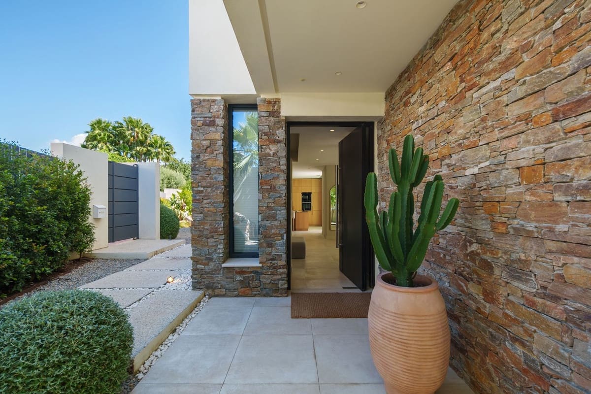 4 bedroom Villa for sale in Estepona with pool garage - € 2,750,000 (Ref: 10029699)