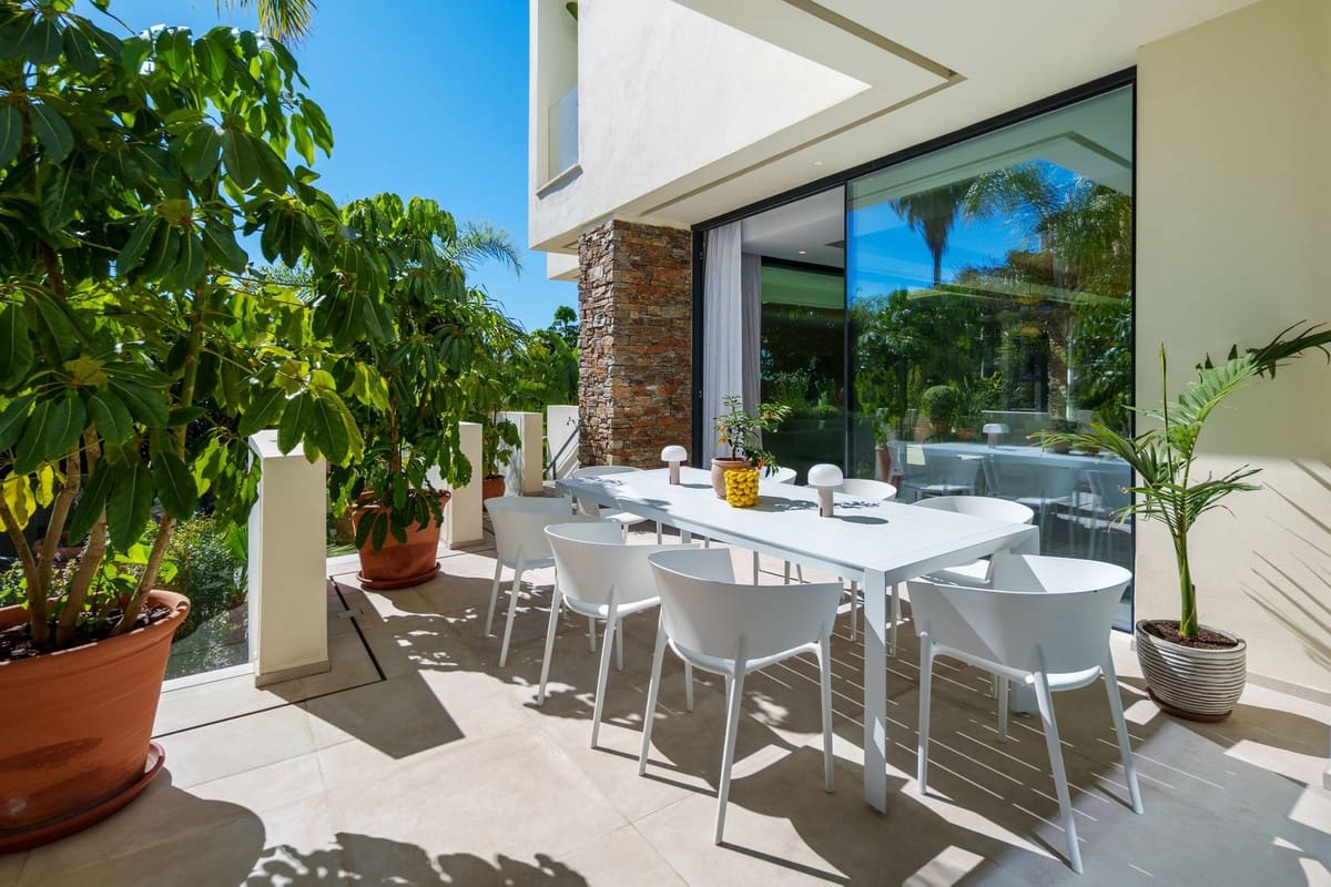 4 bedroom Villa for sale in Estepona with pool garage - € 2,750,000 (Ref: 10029699)