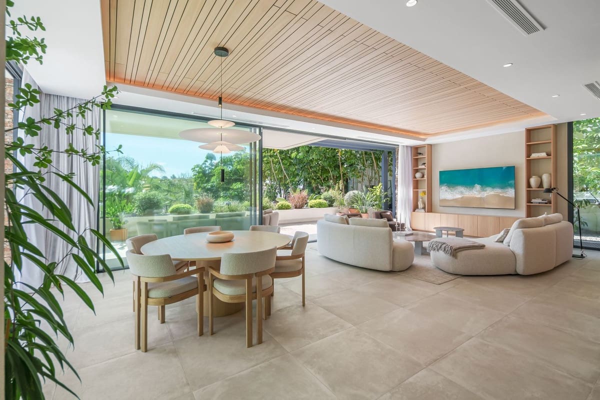 4 bedroom Villa for sale in Estepona with pool garage - € 2,750,000 (Ref: 10029699)