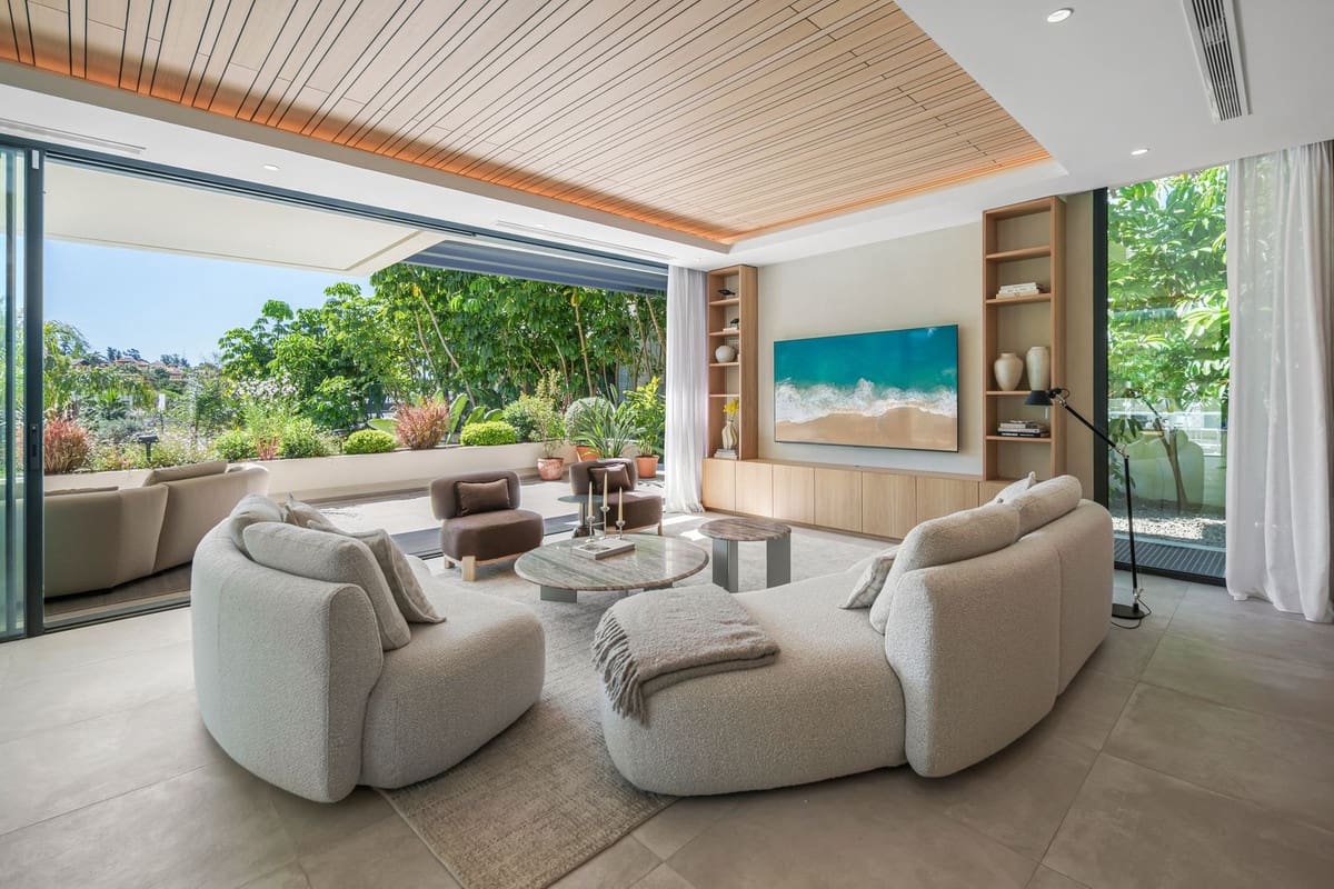 4 bedroom Villa for sale in Estepona with pool garage - € 2,750,000 (Ref: 10029699)