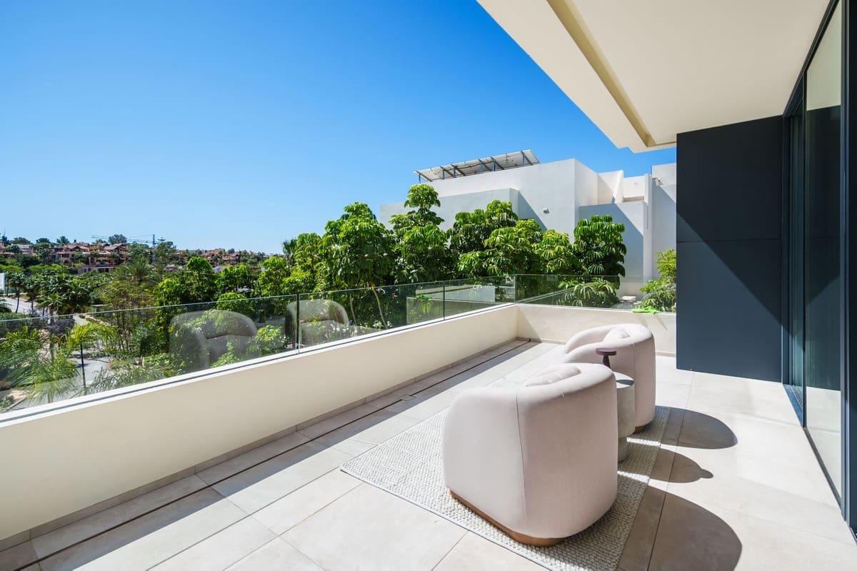 4 bedroom Villa for sale in Estepona with pool garage - € 2,750,000 (Ref: 10029699)