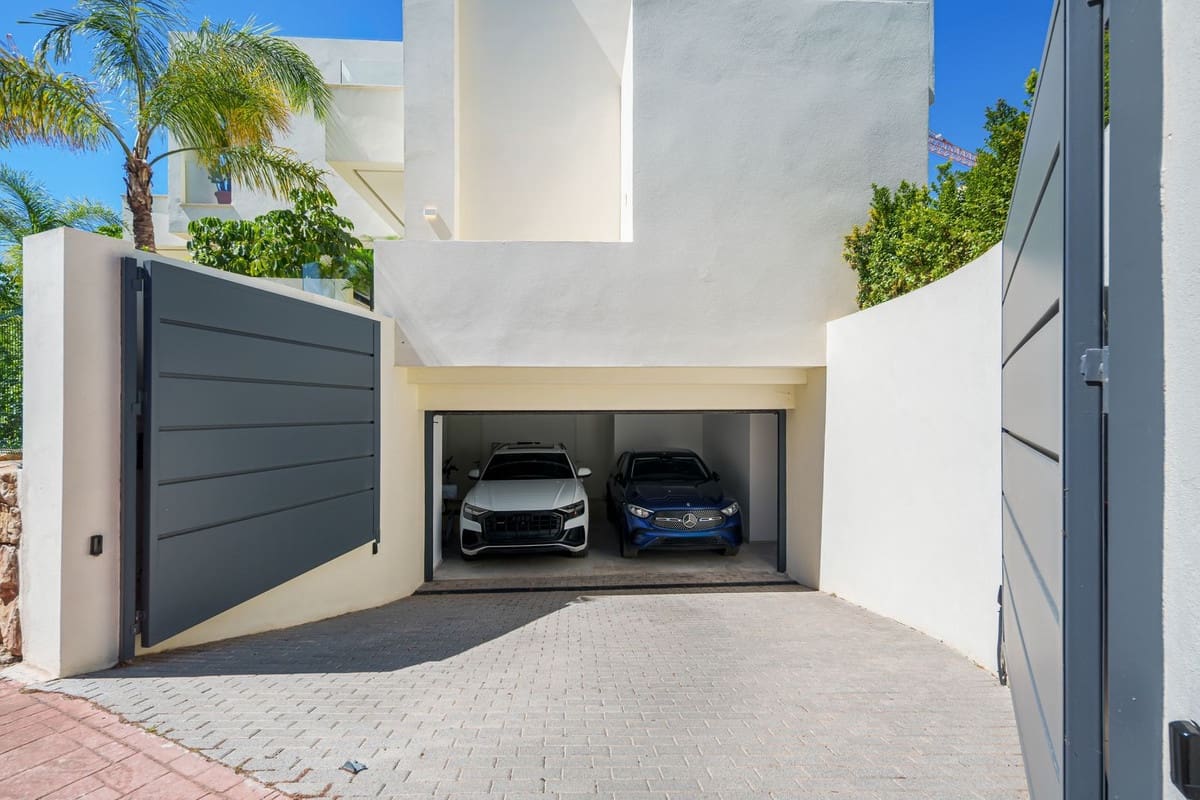 4 bedroom Villa for sale in Estepona with pool garage - € 2,750,000 (Ref: 10029699)