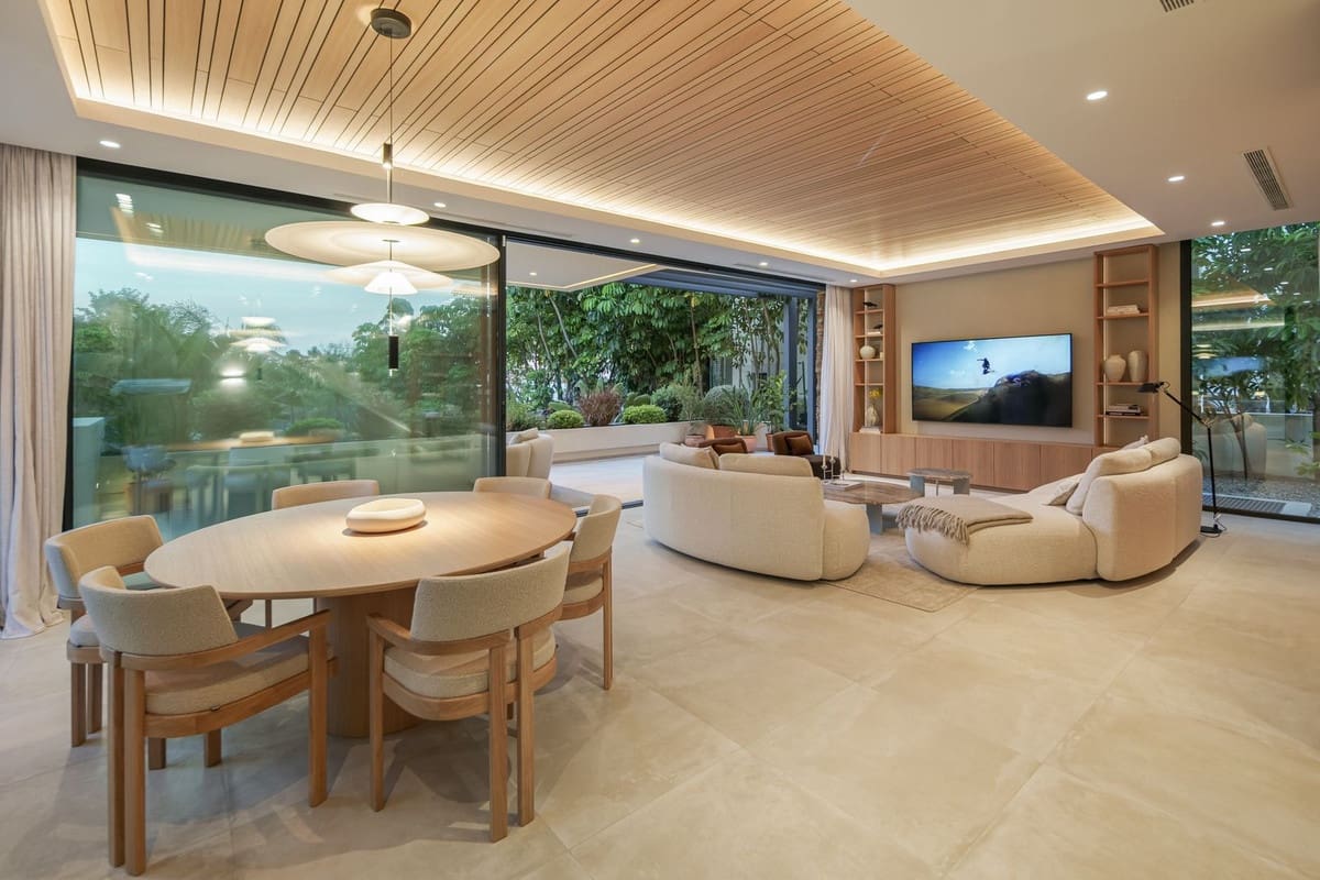 4 bedroom Villa for sale in Estepona with pool garage - € 2,750,000 (Ref: 10029699)