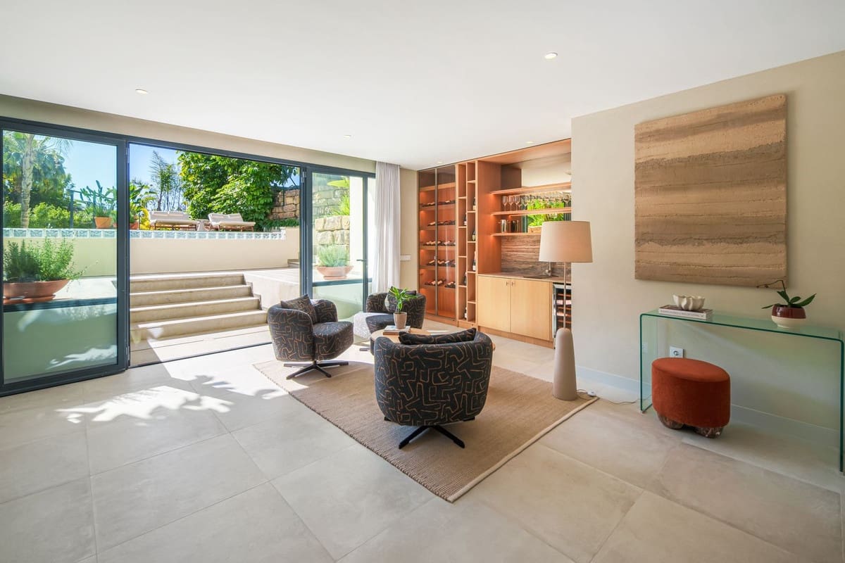4 bedroom Villa for sale in Estepona with pool garage - € 2,750,000 (Ref: 10029699)