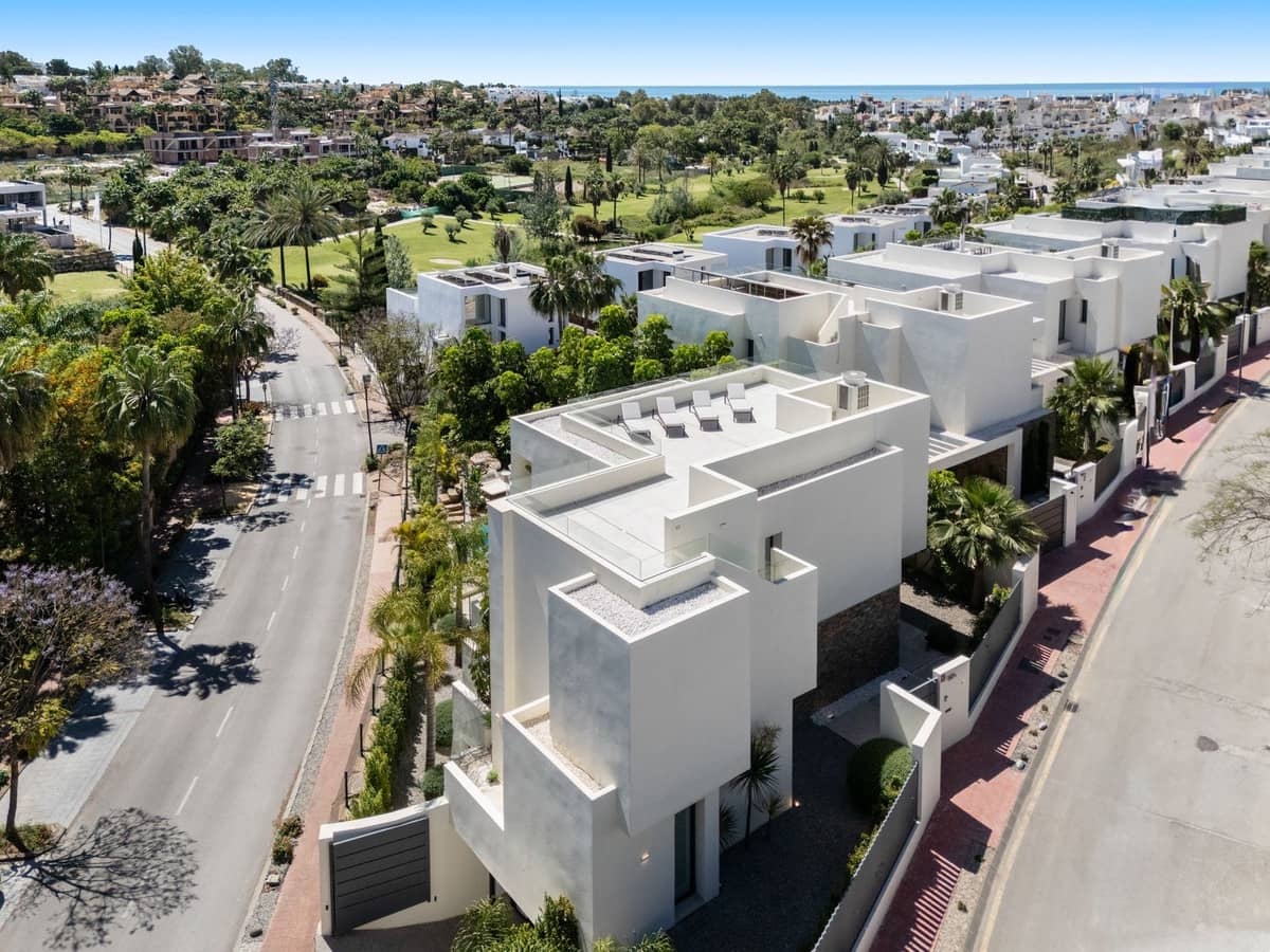 4 bedroom Villa for sale in Estepona with pool garage - € 2,750,000 (Ref: 10029699)