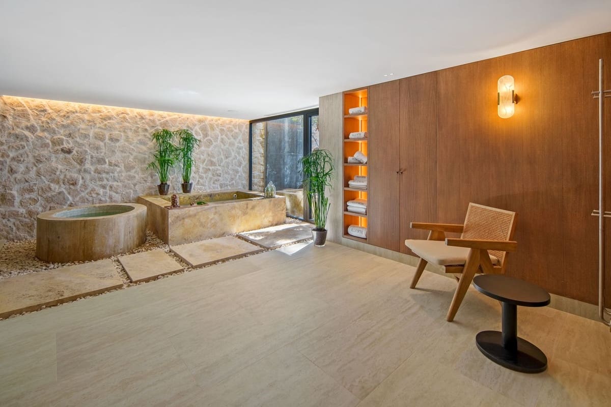 4 bedroom Villa for sale in Nueva Andalucia with pool garage - € 5,995,000 (Ref: 10029785)