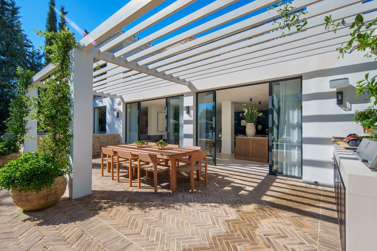 4 bedroom Villa for sale in Nueva Andalucia with pool garage - € 5,995,000 (Ref: 10029785)