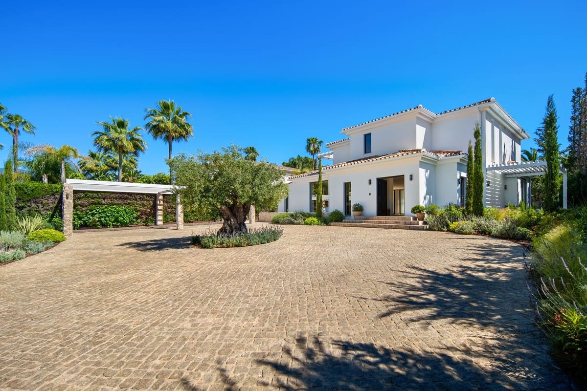 4 bedroom Villa for sale in Nueva Andalucia with pool garage - € 5,995,000 (Ref: 10029785)