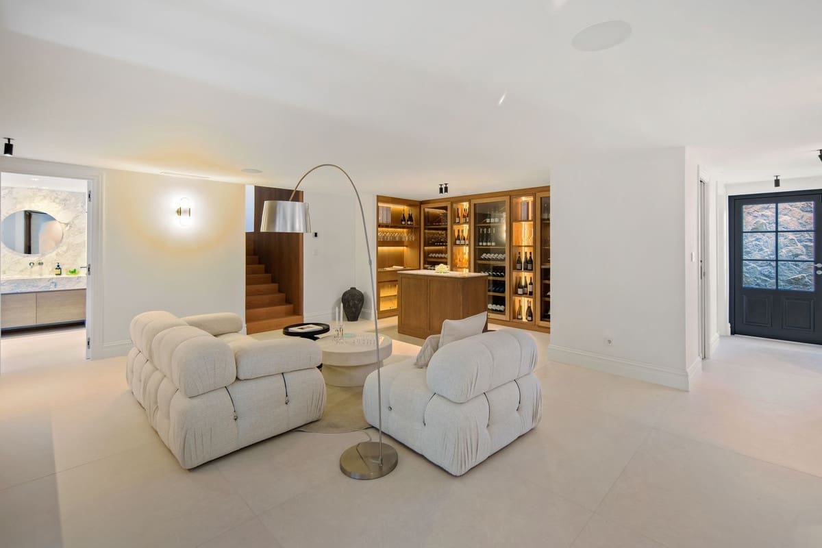 4 bedroom Villa for sale in Nueva Andalucia with pool garage - € 5,995,000 (Ref: 10029785)