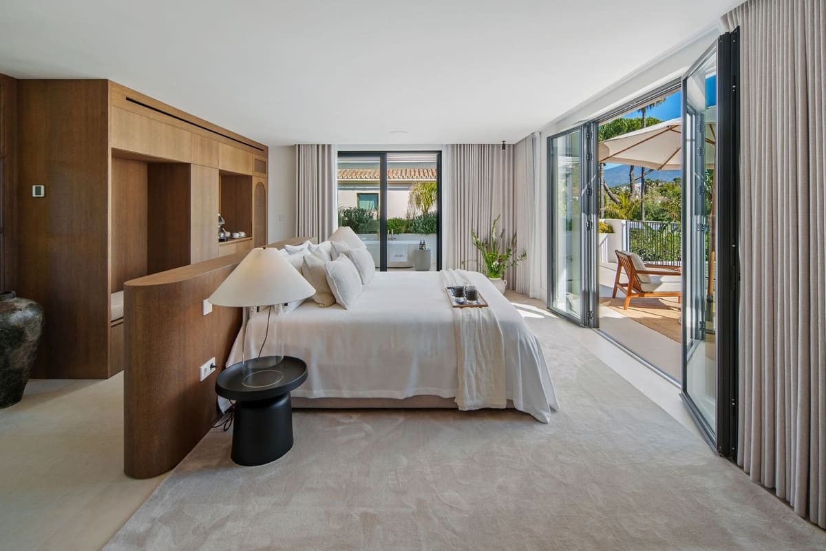 4 bedroom Villa for sale in Nueva Andalucia with pool garage - € 5,995,000 (Ref: 10029785)
