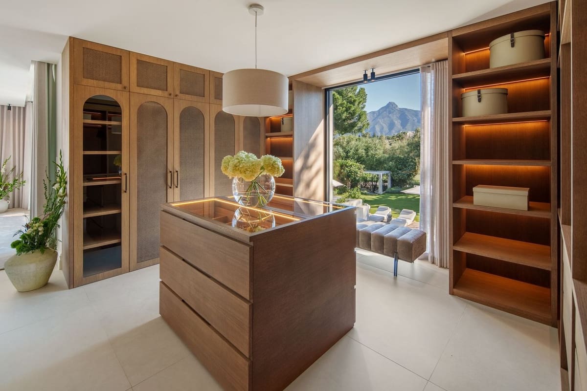 4 bedroom Villa for sale in Nueva Andalucia with pool garage - € 5,995,000 (Ref: 10029785)