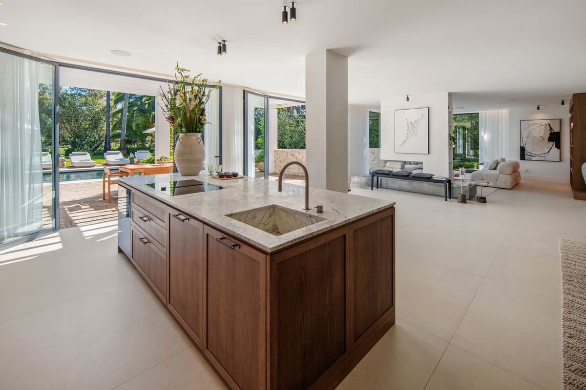 4 bedroom Villa for sale in Nueva Andalucia with pool garage - € 5,995,000 (Ref: 10029785)