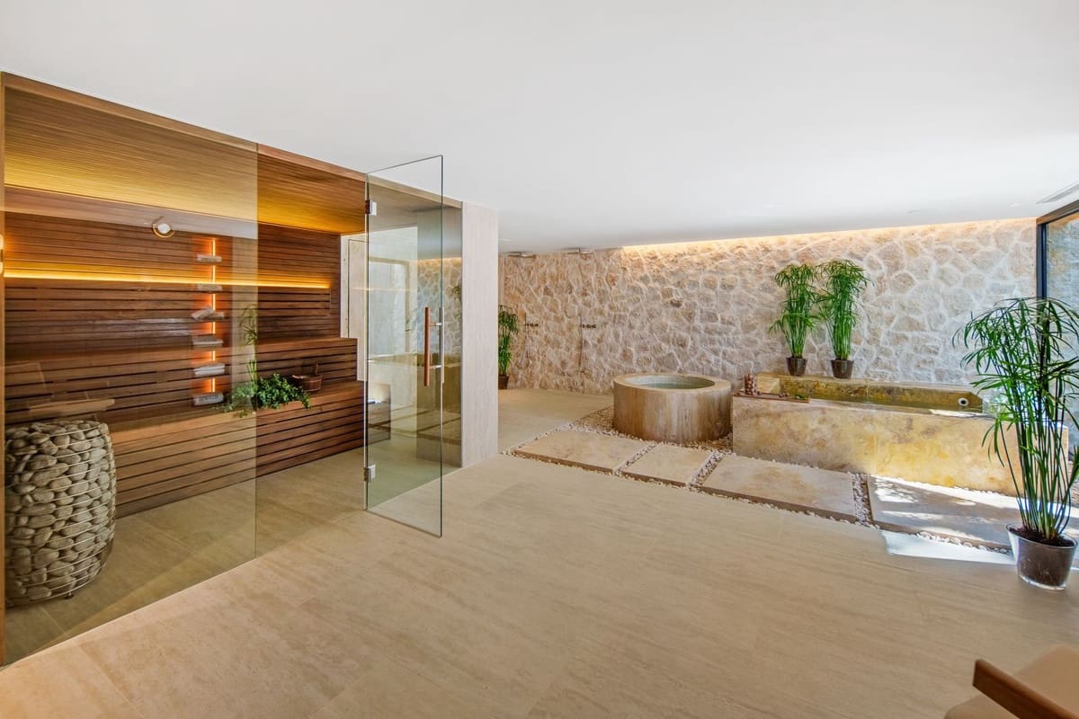 4 bedroom Villa for sale in Nueva Andalucia with pool garage - € 5,995,000 (Ref: 10029785)