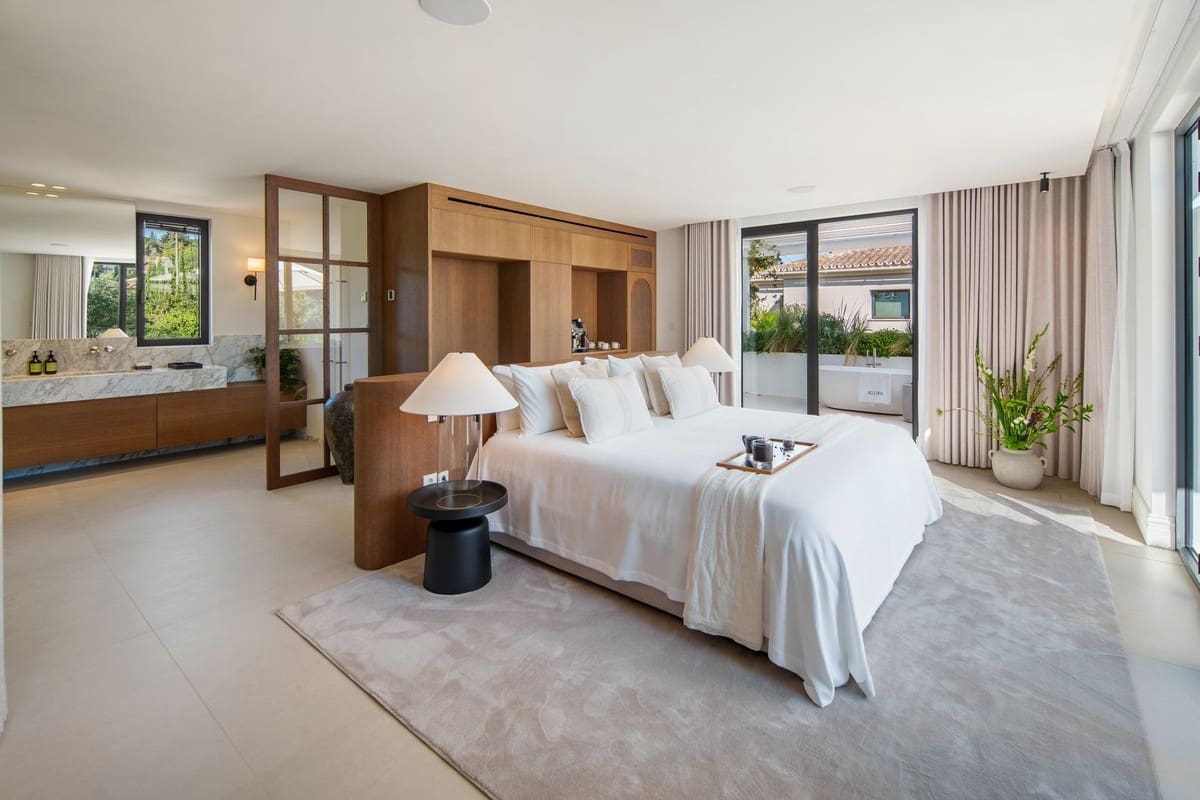 4 bedroom Villa for sale in Nueva Andalucia with pool garage - € 5,995,000 (Ref: 10029785)